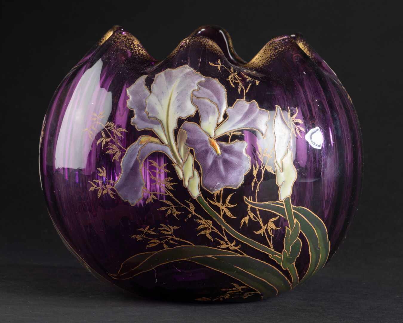 LEGRAS ou MONTJOYE 球形花瓶，平底，曲唇

珐琅彩花饰，唇部涂有金粉

紫色的有色玻璃

H.16,5厘米