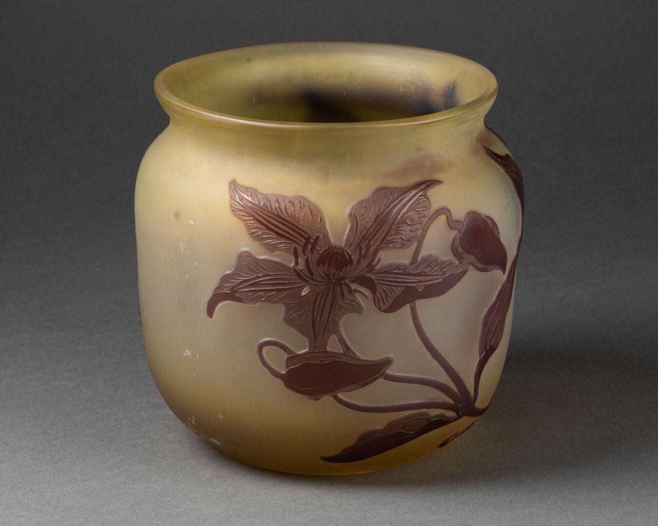 Établissements GALLÉ (1904-1936) 狭长颈部和扁平瓶身的花瓶，装饰有黄色背景上的紫色铁线莲

有色和酸性蚀刻的玻璃

签名为Gal&hellip;