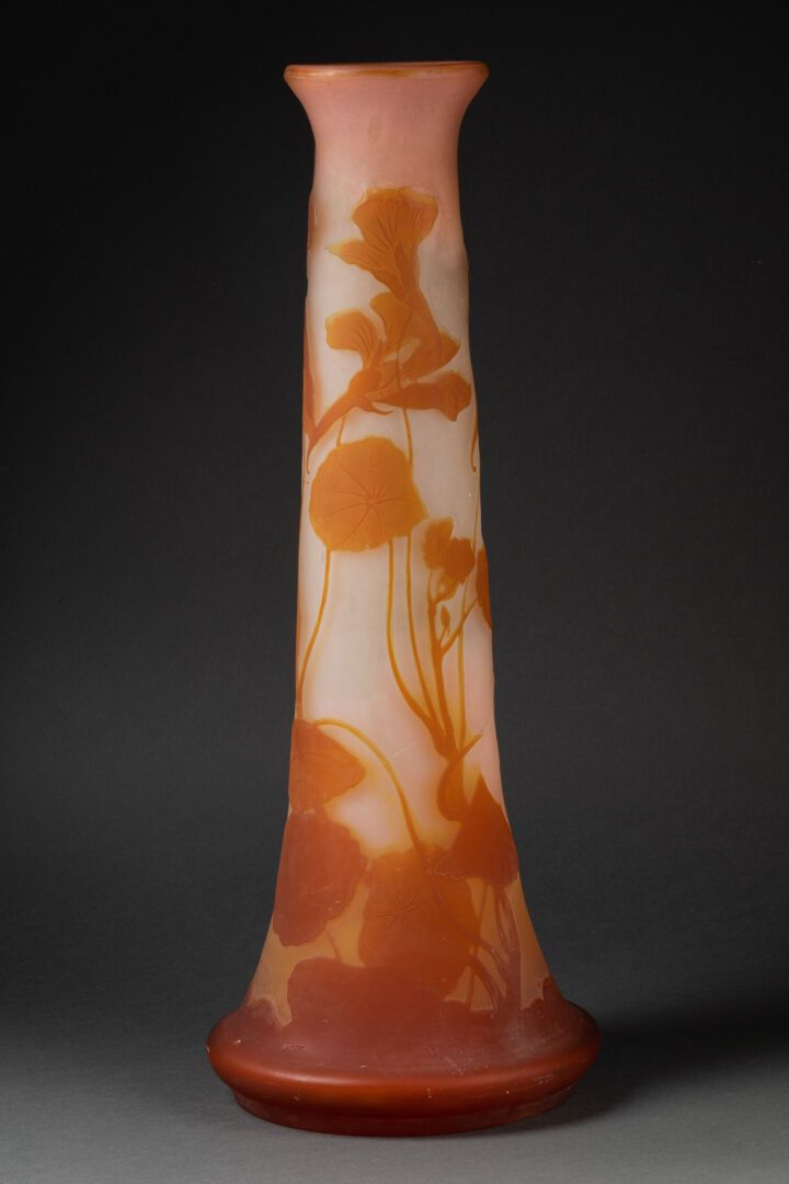 Établissements GALLÉ (1904-1936) 被称为 "大象之足 "的花瓶。

无色背景上的橙色金雀花装饰

酸性蚀刻的多层玻璃

颈部有浮&hellip;