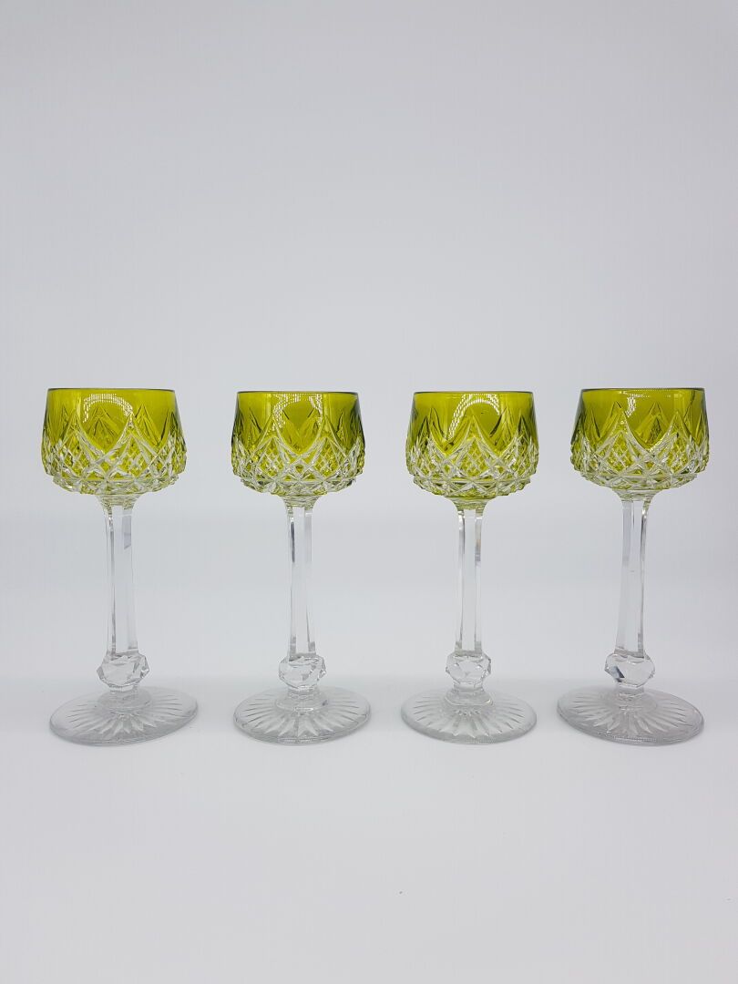 Cristallerie de SAINT-LOUIS 十二个莱茵河酒杯的套房

黄色覆膜切割水晶

H.19,5厘米

一只脚上有一个缺口