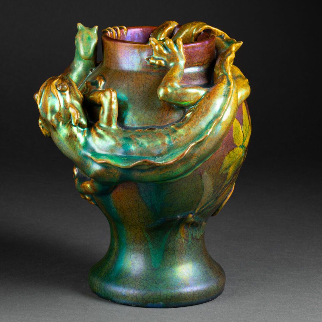 Manufacture Vilmos ZSOLNAY (1828-1900) à Pecs 基座上的球状花瓶，小管状颈部

身上有高浮雕装饰的变色龙和蜥蜴

被&hellip;