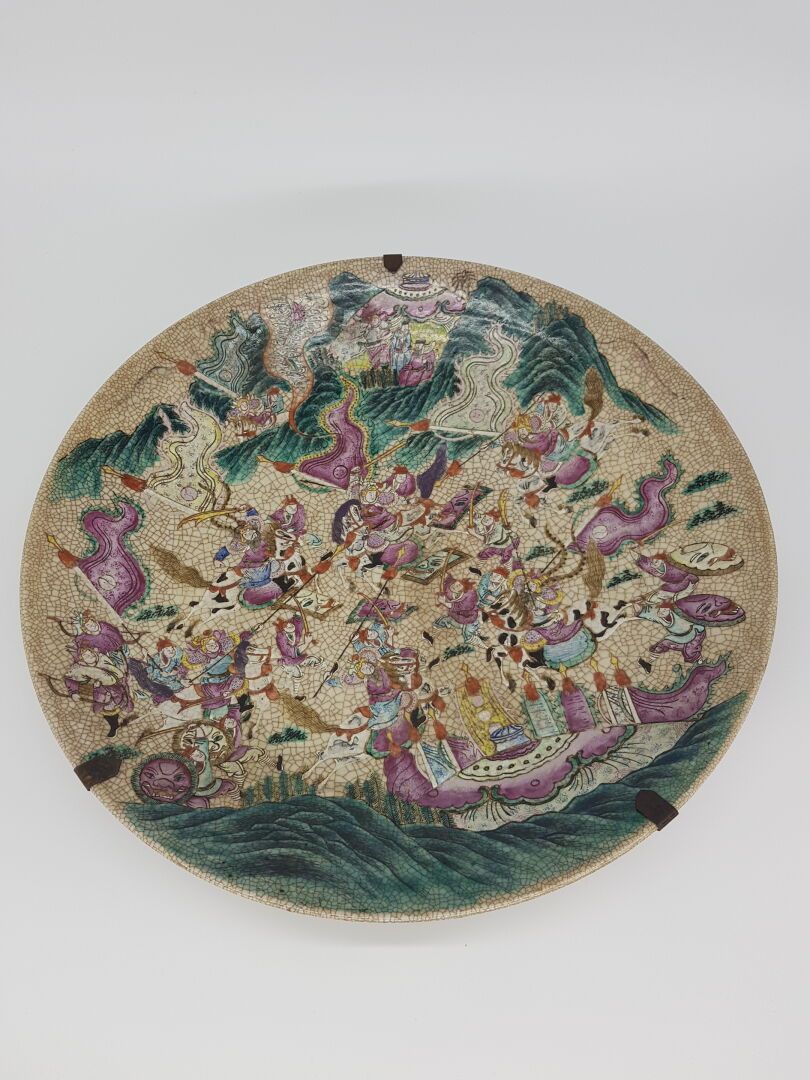 CHINE - XIXe siècle PLAT circulaire à décor de scène de bataille

Grès et fours &hellip;