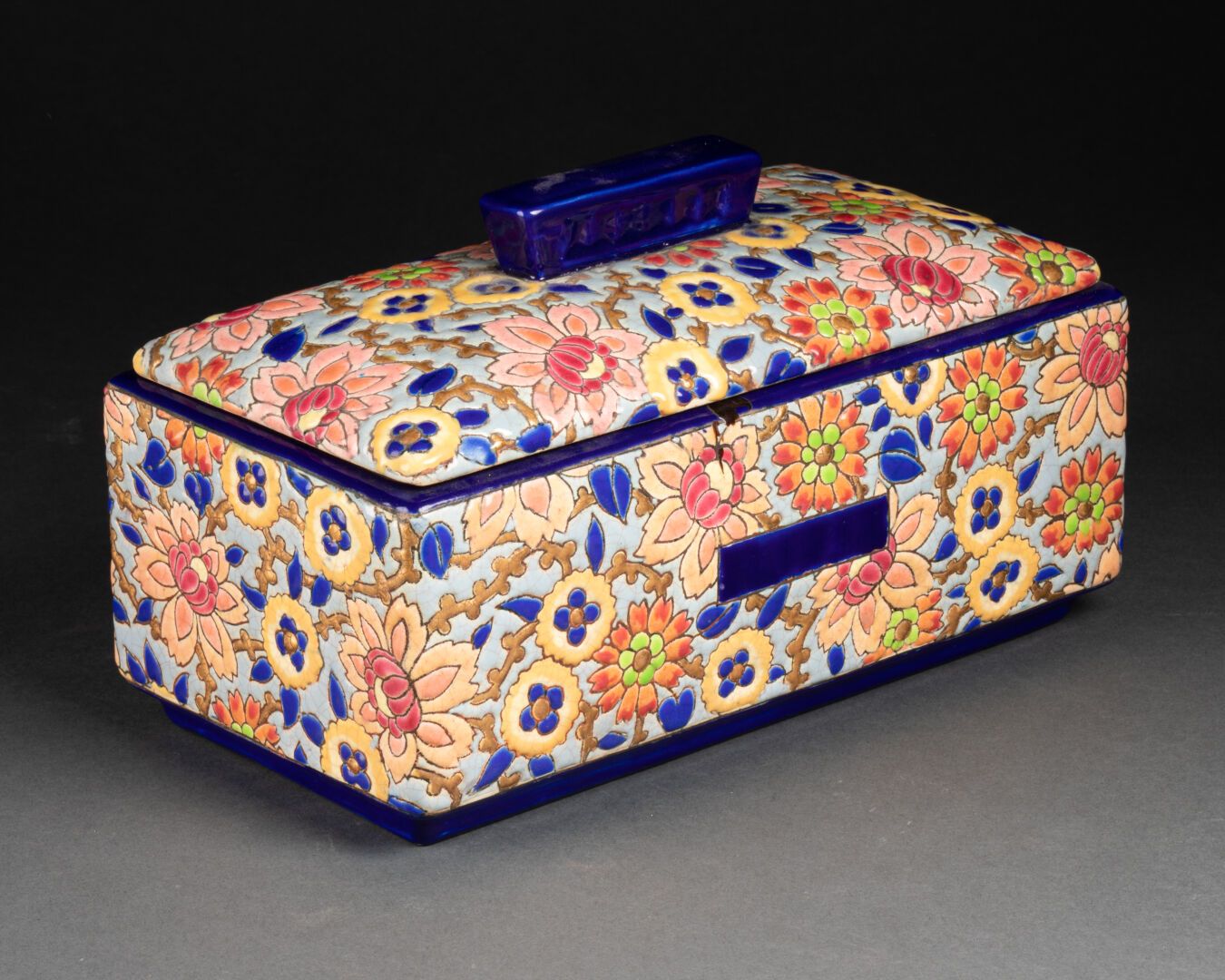 LONGWY FRANCE - XXe siècle 长方形有盖盒子，上面有完整的花卉装饰

多色陶器

底部有制造商的印章

H.14厘米。L. 24,5 c&hellip;