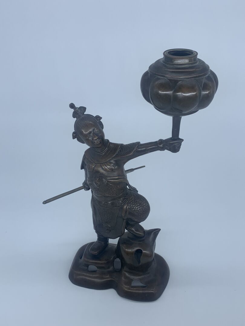 JAPON - XIXE SIÈCLE GUERRIER porte-torchère sur un socle ajouré

Bronze à patine&hellip;