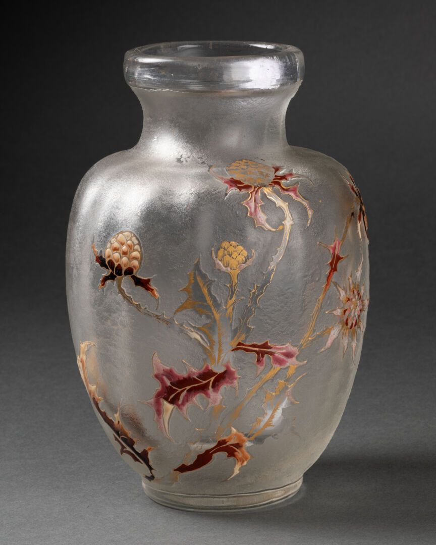 Emile GALLE (1846-1904) - Cristallerie 小水晶花瓶，肩部强壮，瓶身扁平，有蓟花装饰

磨砂玻璃，珐琅和镀金的浮雕装饰

约&hellip;