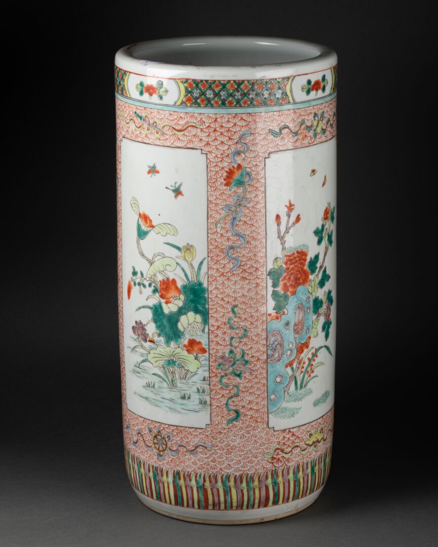 CHINE - XXe siècle Grand VASE rouleau à décor floral et de rochers percés dans d&hellip;