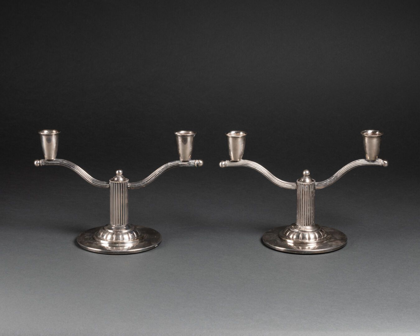 Georg JENSEN (1866-1935), dans le goût de Pair of two-armed CANDLES with fluted &hellip;