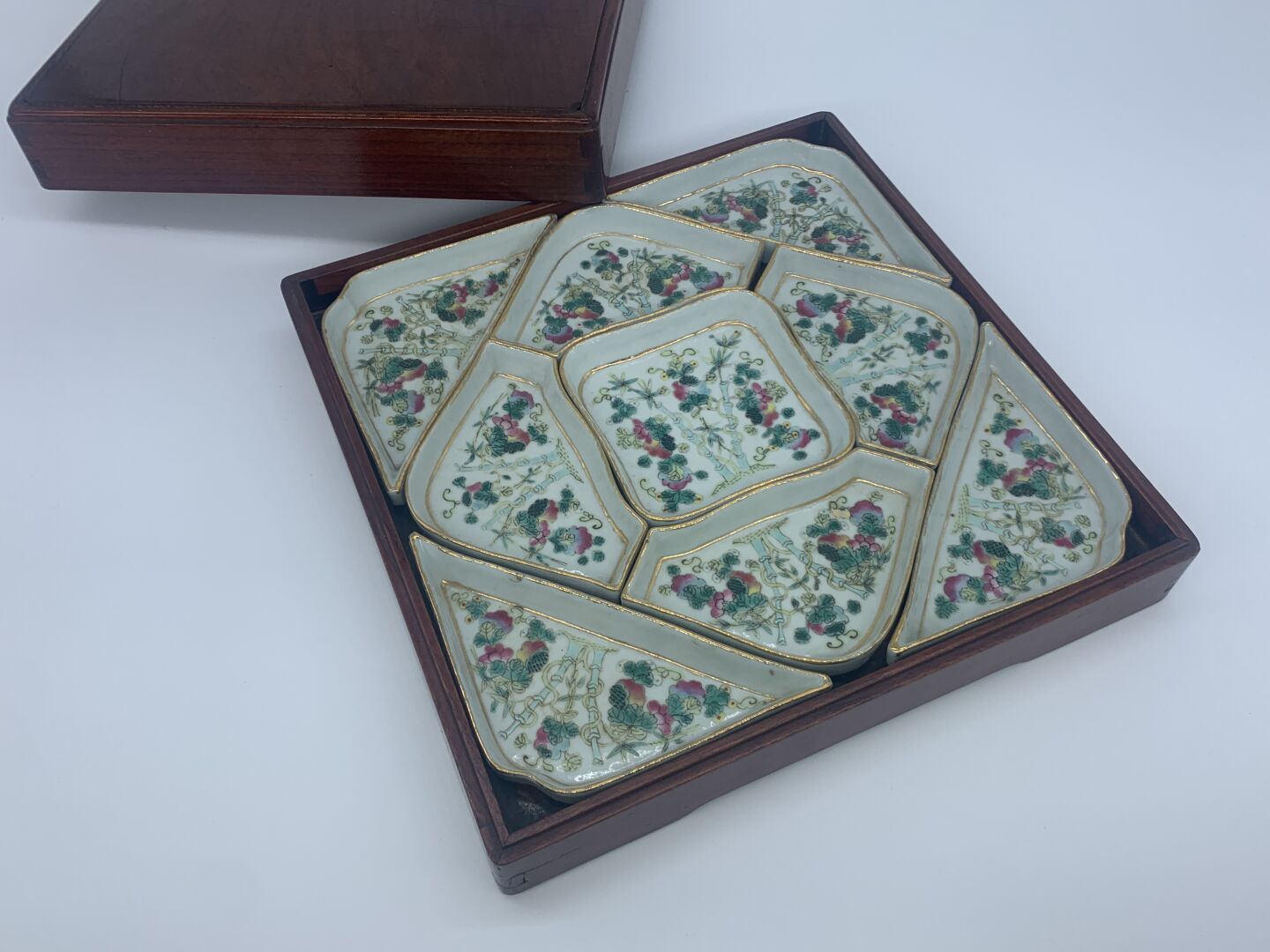 CHINE - XIXe siècle 九组花竹装饰的RACKS套件

瓷器，多色珐琅和镀金圆点

在一个木箱中

盒子：高8厘米。L. 27.5 cm . L&hellip;