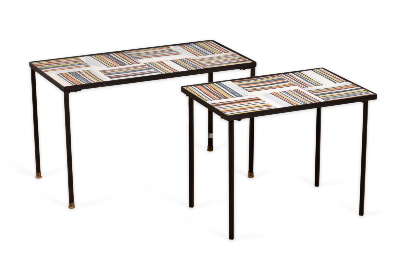 ROGER CAPRON (1922-2006) 沙发末端的两张桌子，睡衣模型

锻铁和多色陶器盘子

大的那个：高38厘米，宽62.5厘米，长31厘米。

小&hellip;