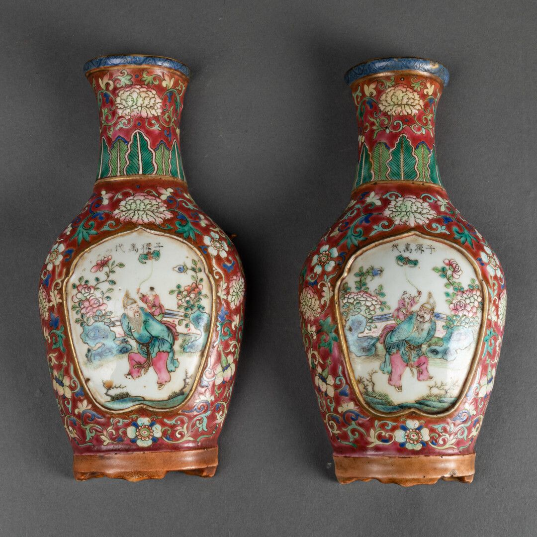 CHINE - Fin XIXe siècle Paire de VASES d'appliques à décor polychrome de personn&hellip;