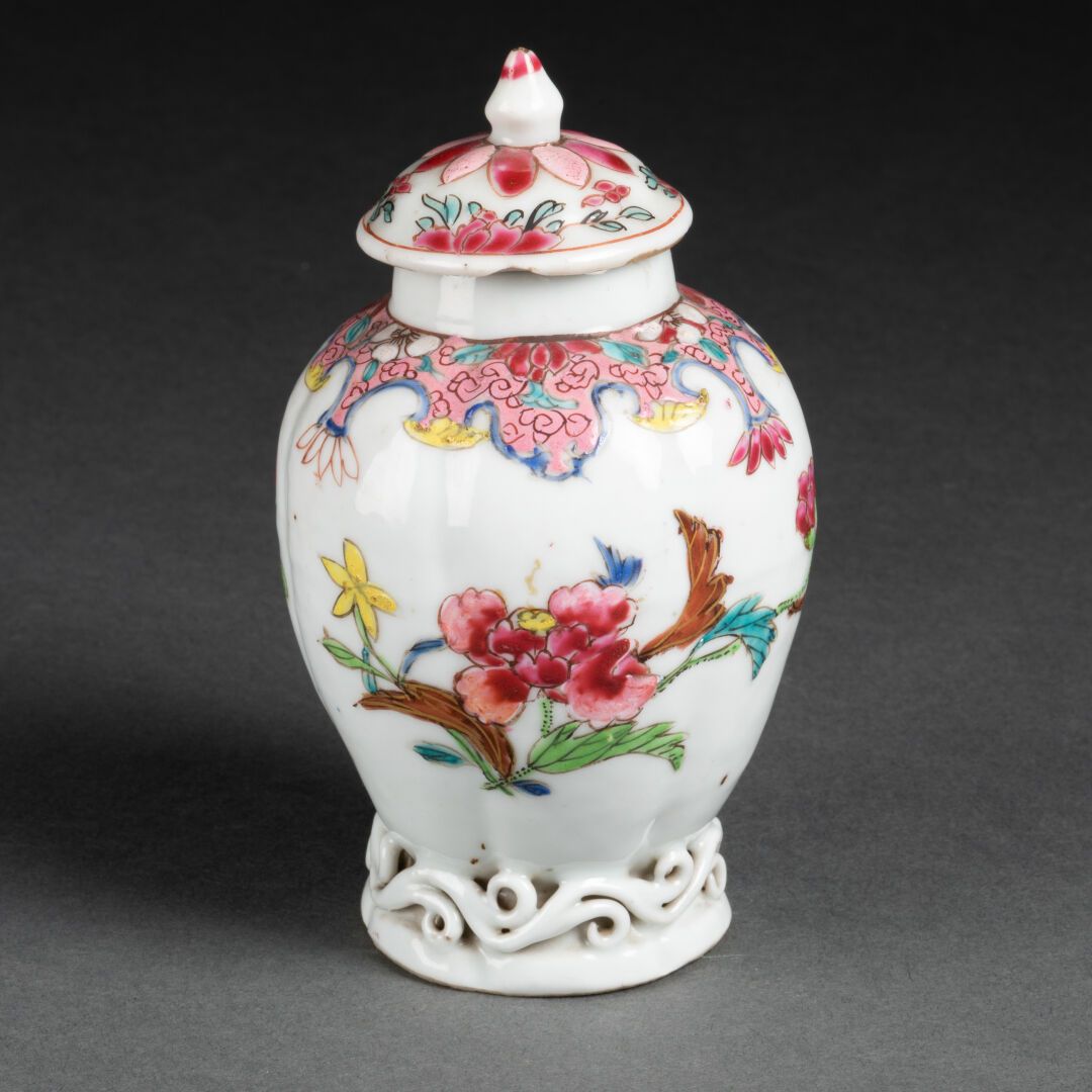 CHINE - XVIIIe siècle Petit POT couvert à décor fleuri

Porcelaine et émaux de l&hellip;