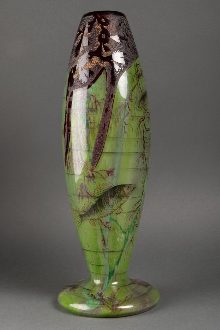 DAUM à Nancy - Henri BERGÉ (1870-1937) Rare VASE "Algae and fish" of spindle sha&hellip;