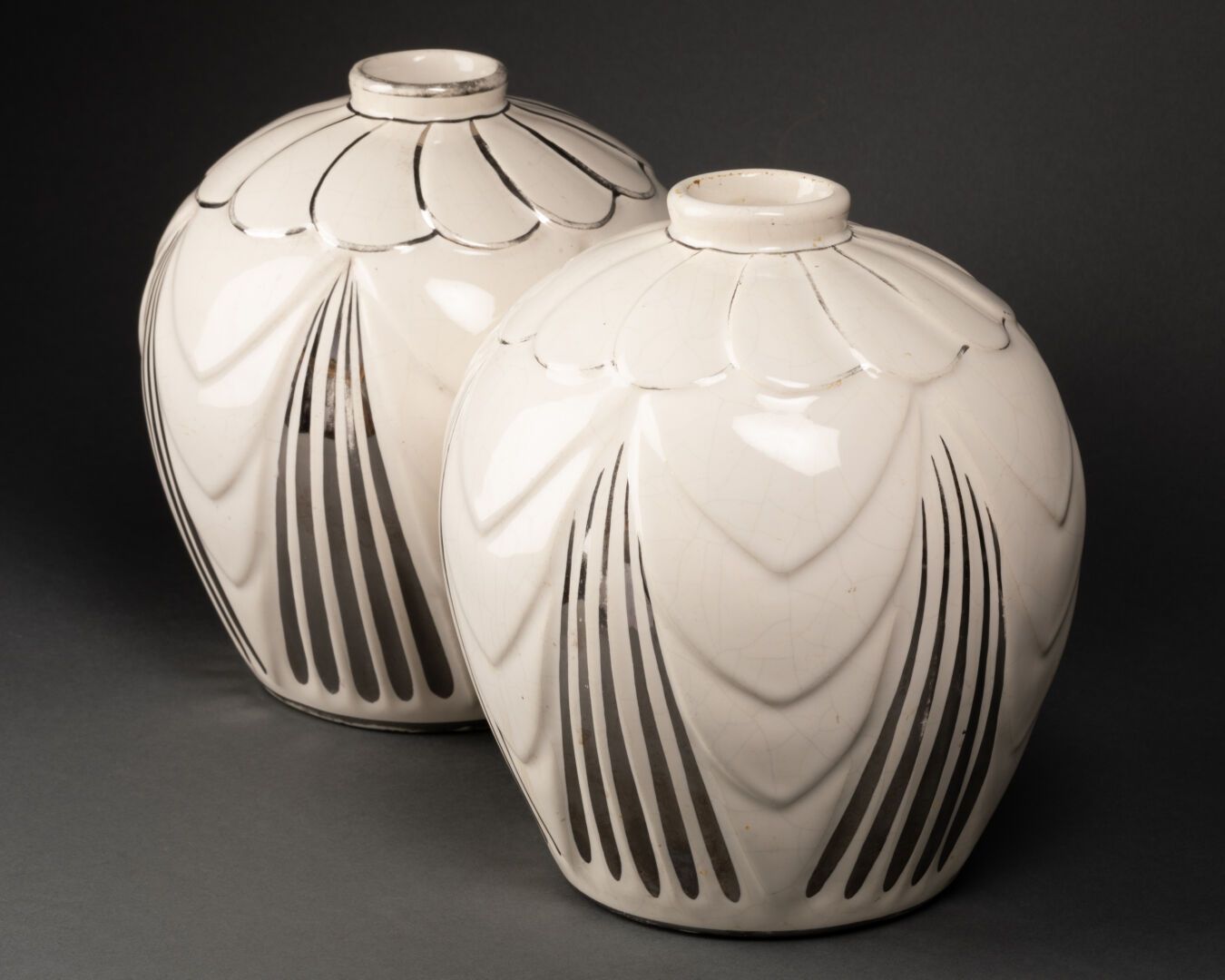 Travail vers 1940 一对狭长颈部的球状花瓶

白色背景上的浅浮雕银笛装饰

白色釉面的陶瓷

H.19厘米