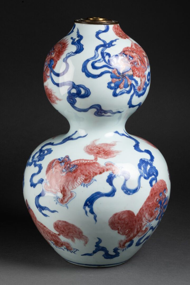CHINE - XIXe siècle VASE double gourde à décor de huit chiens de Fô 

Porcelaine&hellip;