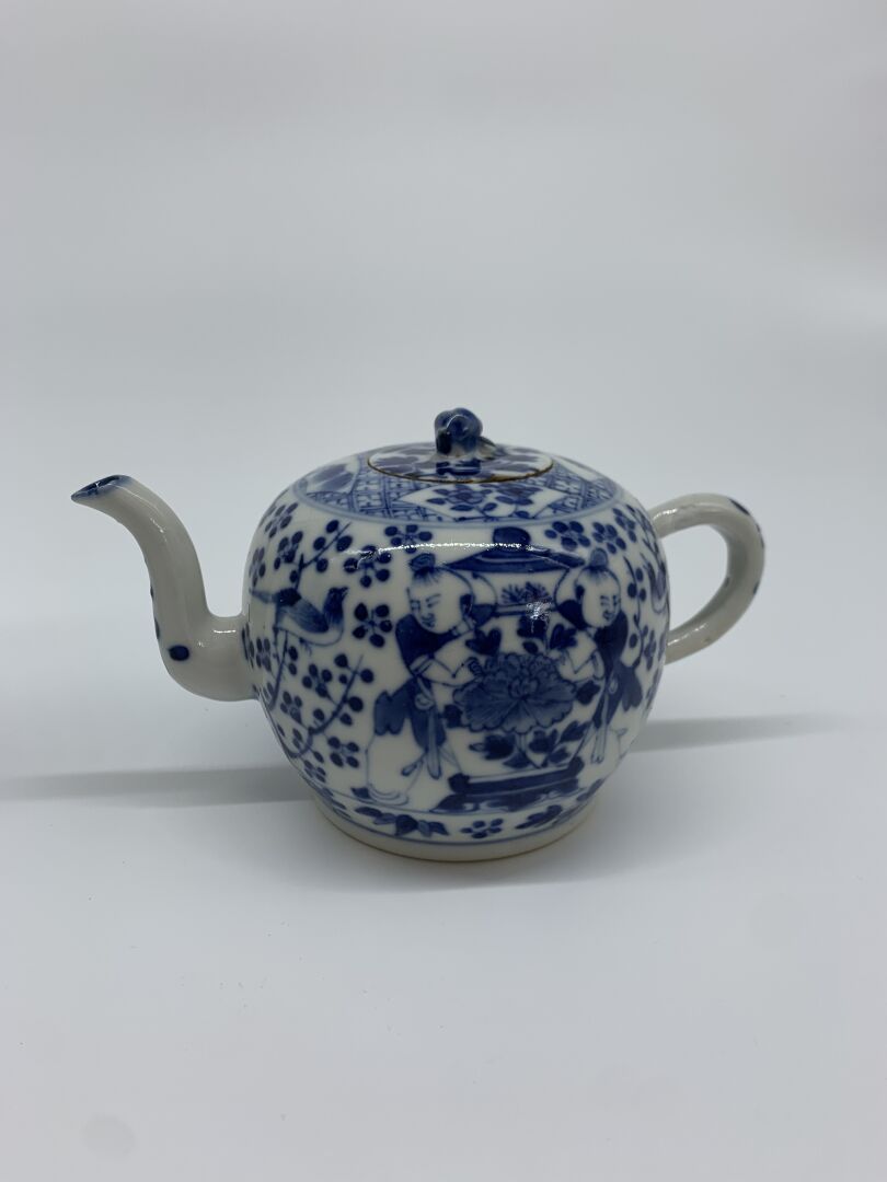 CHINE - XXe siècle THEIERE à décor bleu blanc de personnages entourant un vase s&hellip;