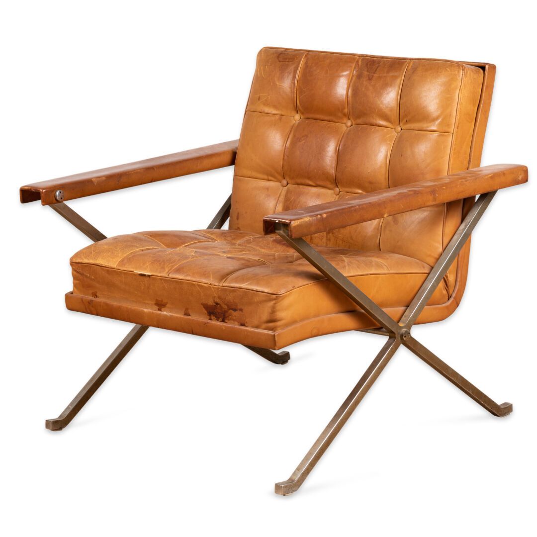 DESIGN 1960 皮革软垫扶手椅

皮革，金属

约1960年

H.73厘米。宽75厘米。D. 72厘米

潮湿的痕迹、污渍、晒伤的痕迹、撕裂的痕迹