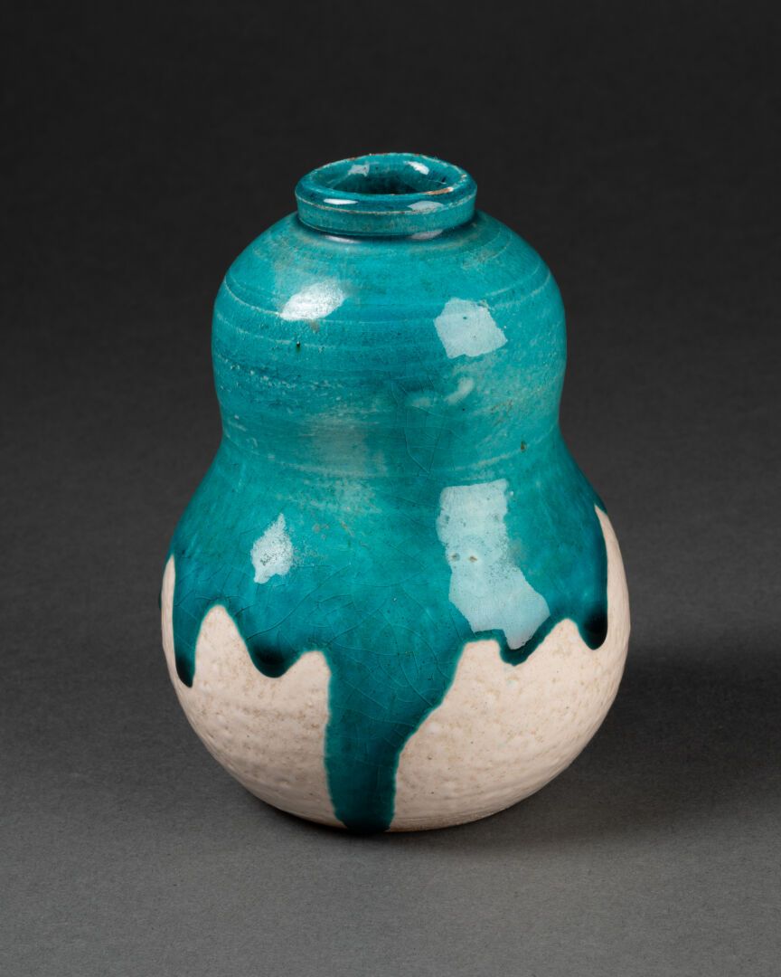 Jean BESNARD (1889-1958) 小双葫芦花瓶

有绿松石条纹的陶瓷

H.10.5厘米

底座下有空心签名J.Besnard