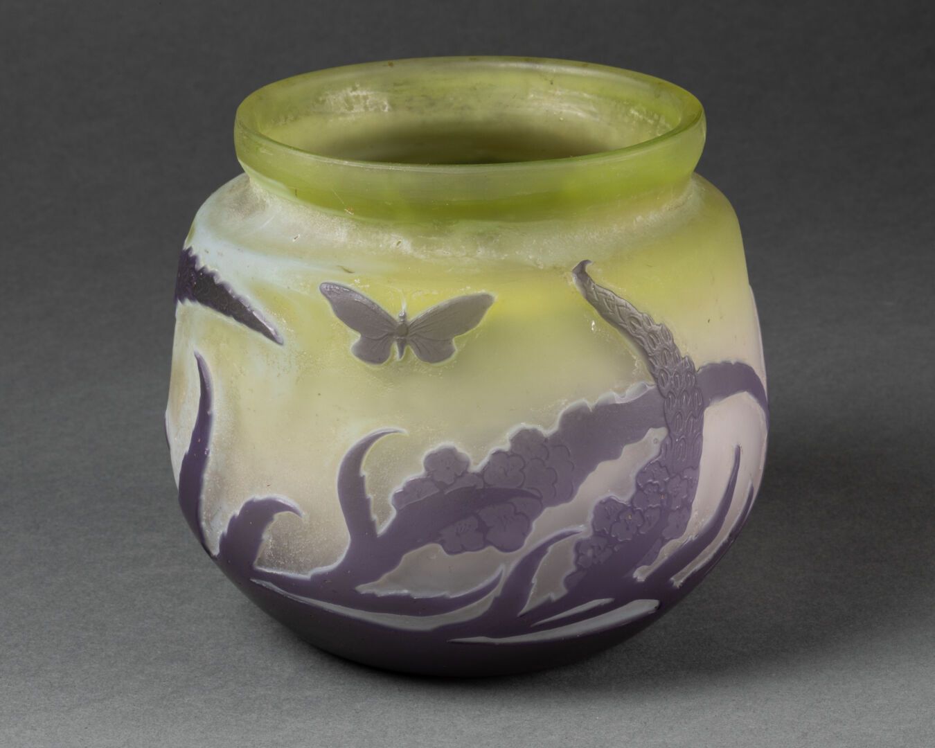 Établissements GALLÉ (1904-1936) 狭长的颈部和略微扁平的瓶身的花瓶

黄色背景上的紫色羽扇豆和三只蝴蝶的装饰。

酸性蚀刻的多层&hellip;