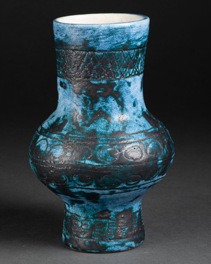 JACQUES BLIN (1920-1995) 小花瓶，底座，管状颈部

刻有花架和菱形图案的装饰

蓝色擦拭釉面的陶瓷，带有黑色铜锈

底部刻有签名

H.&hellip;