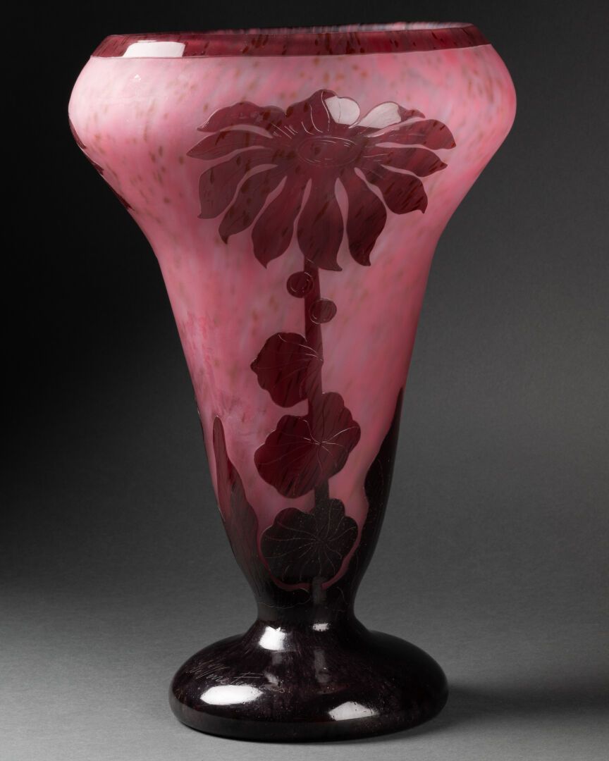 LE VERRE FRANÇAIS - CHARDER 花瓶，大红花模型(1923-1926)

喇叭形的身体放在一个基座上，在淡紫色大理石背景上装饰着大红花。&hellip;