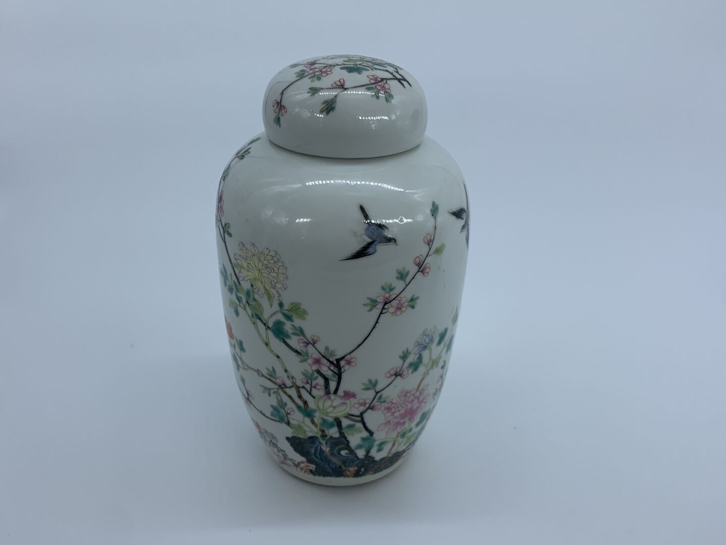 CHINE - XXe siècle POT à GINGEMBRE à décor d'une composition florale et d'oiseau&hellip;