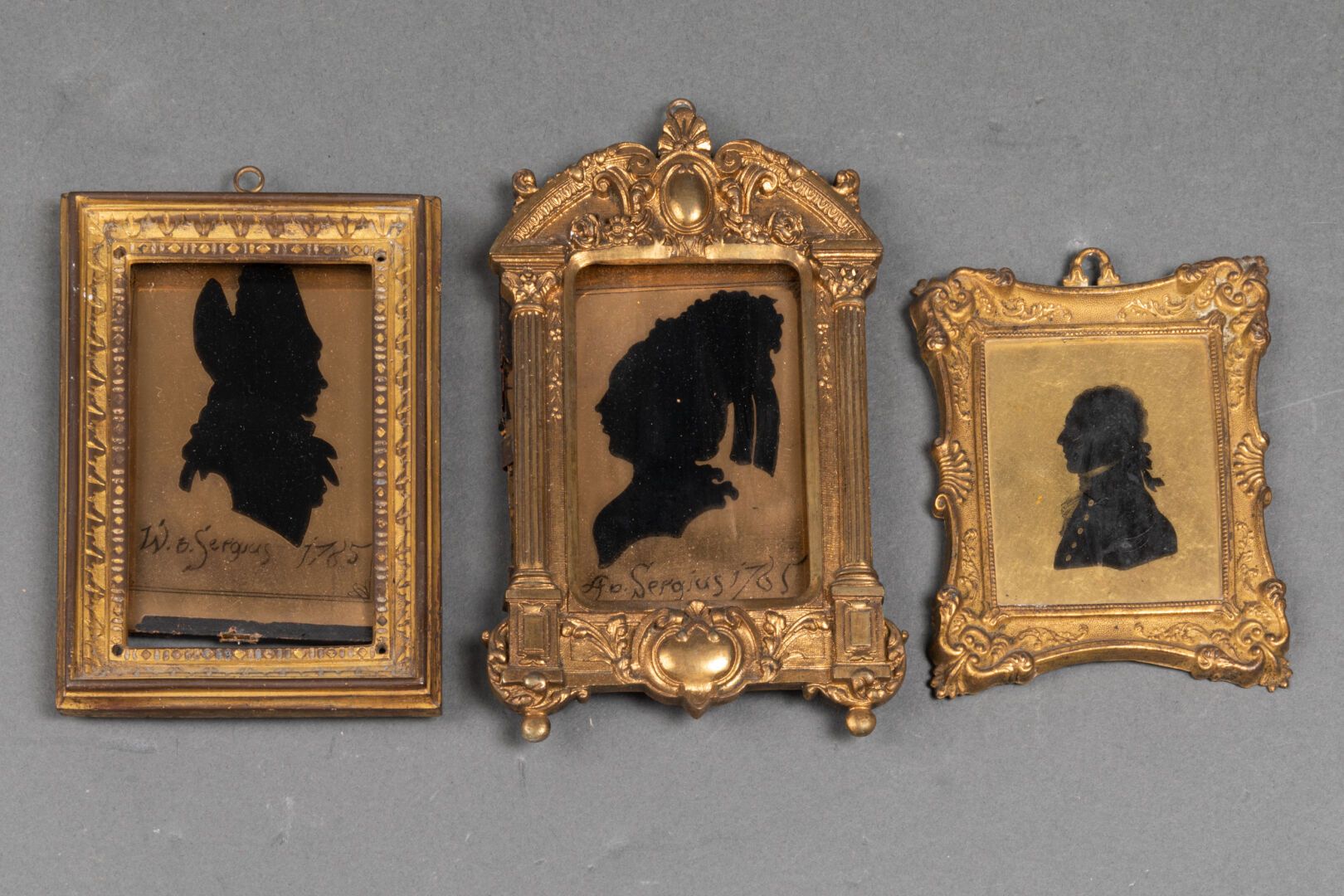 Ecole de la fin du XVIIIème siècle Set di tre ritratti di silhouette

Firmato Ao&hellip;