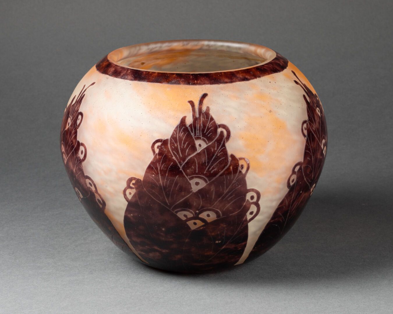 LE VERRE FRANÇAIS - CHARDER 球形花瓶，桂冠模型（1924-1927年

多层玻璃，橘色底上有酸蚀的棕紫色装饰。

约1925年

C&hellip;