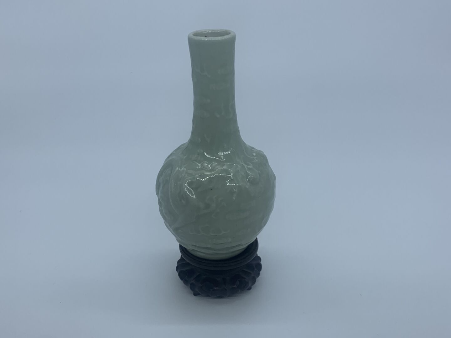 CHINE - XIXe siècle Un petit VASE bouteille à col tubulaire et décor en relief d&hellip;