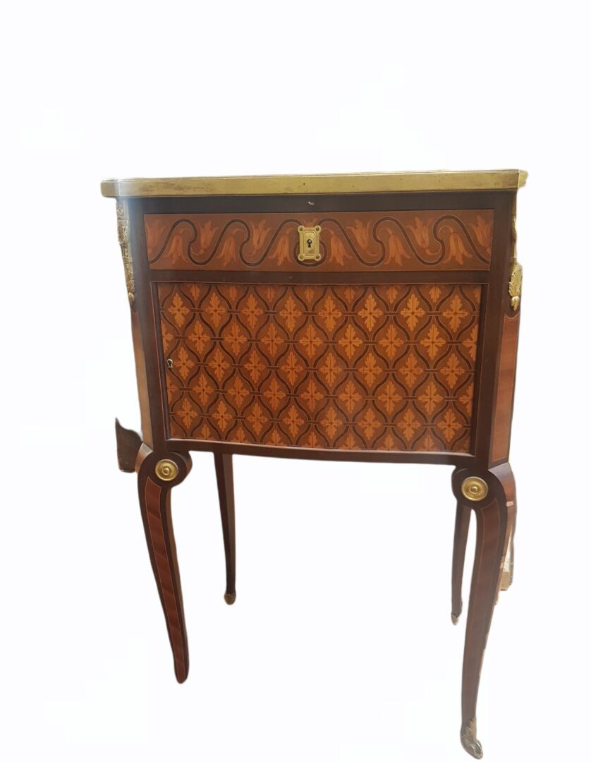 Null A chiffonier table with rosewood and amaranth marquetry, opening with a dra&hellip;