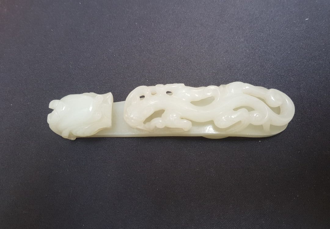 CHINE - Vers 1900 Importante FIBULE en forme de dragon archaïque 

Jade blanc sc&hellip;