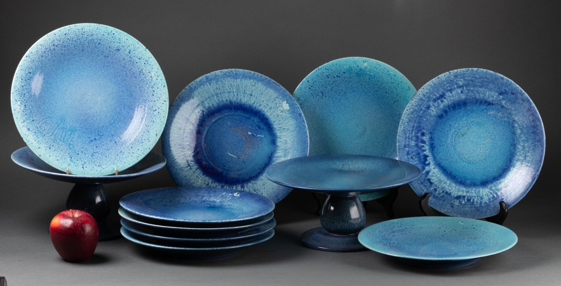 Jean BESNARD (1889-1958) Suite von neun Tellern und zwei Schalen auf Fuß in blau&hellip;