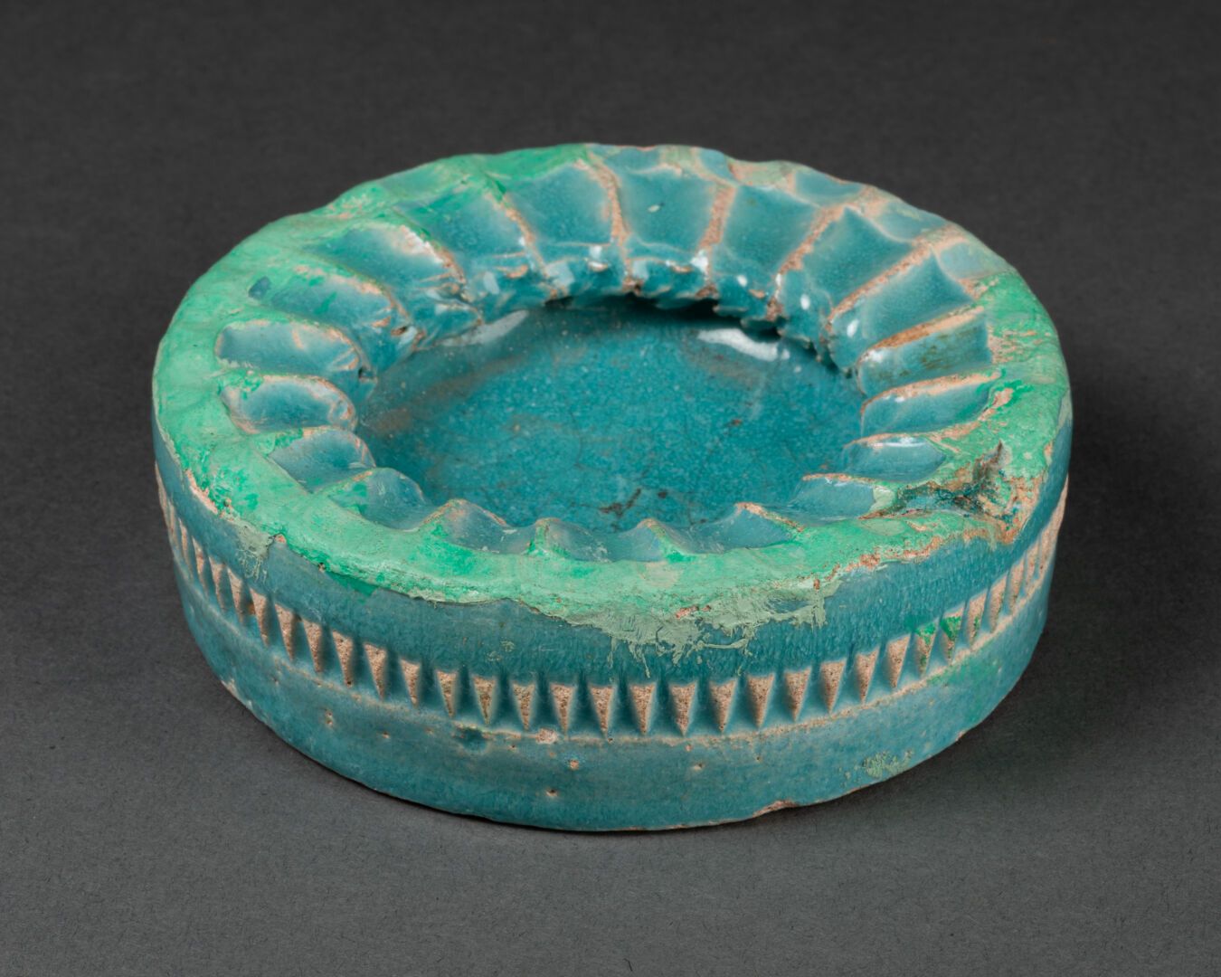Jean BESNARD (1889-1958) 带有几何楣饰的ASHTRAY

陶器和绿松石的釉面

H.3厘米。直径9.7厘米

下方有Jean Besna&hellip;