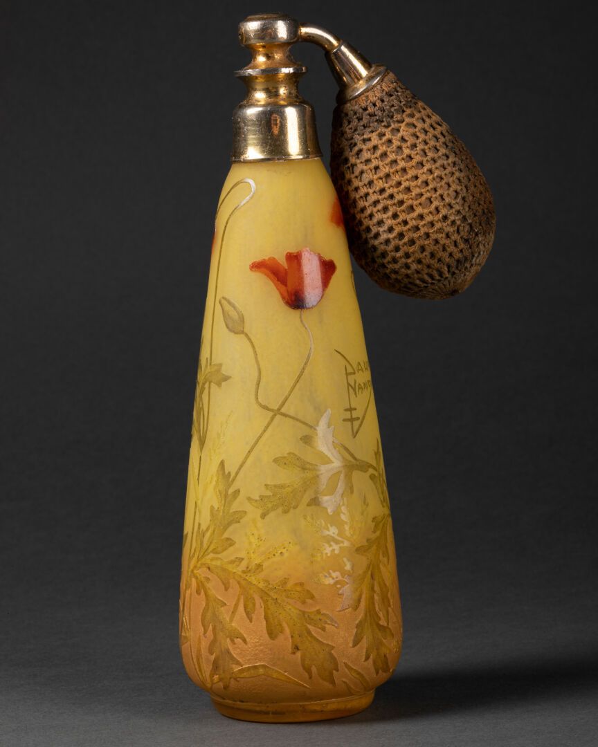 DAUM Nancy 黄色背景上有罂粟花的PULVERIZER

酸蚀和部分上釉的多层玻璃

浮雕签名

约1910年

H.13.5厘米