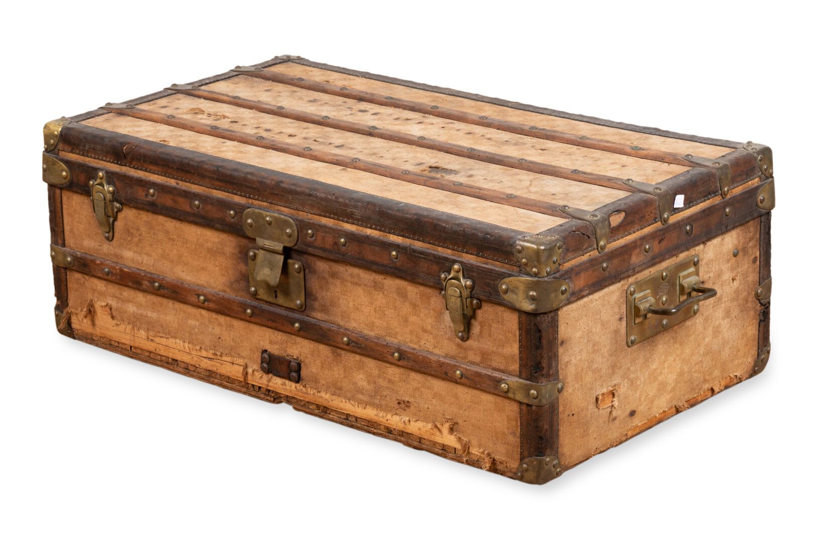 LOUIS VUITTON 棋盘式帆布旅行箱，天然皮革边缘，铜质手柄和锁。

木质加固装置

H.32厘米。宽92厘米。D. 50厘米

磨损、晒伤、撕裂、丢失