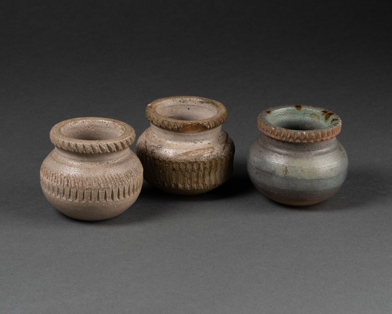 Jean BESNARD (1889-1958) Conjunto de tres pequeñas vasijas con decoración de rue&hellip;