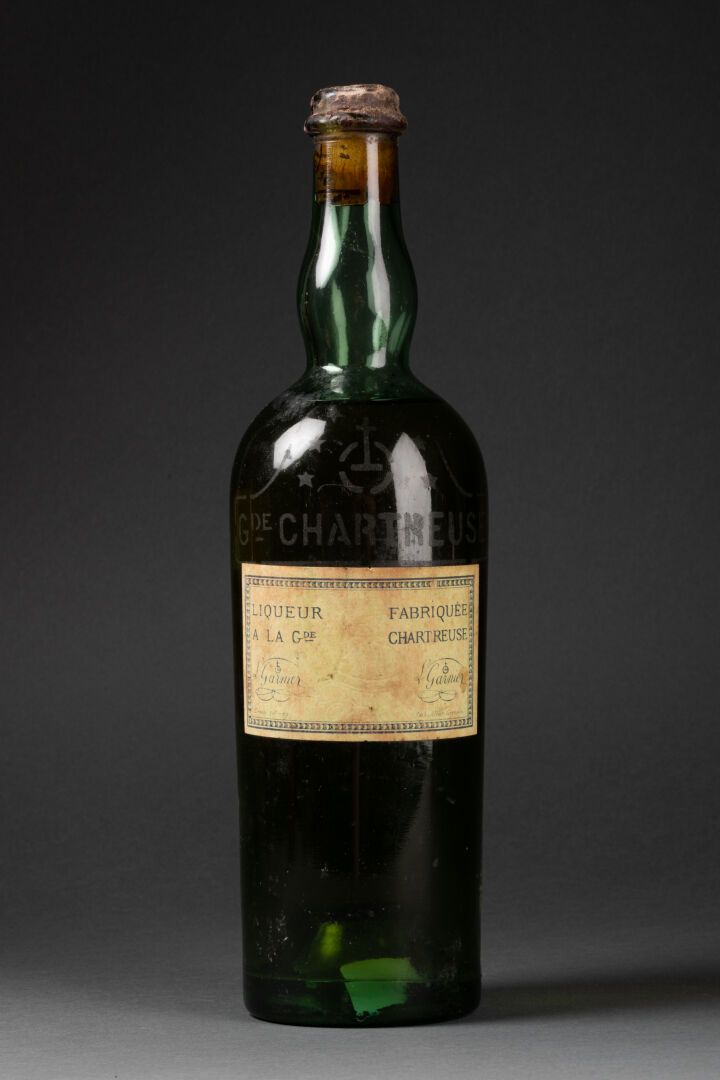 GRANDE CHARTREUSE L. Garnier制造的CHARTREUSE酒瓶，注册号为1-7-69

软木和蜡质塞子

有印记的标签，修饰的瓶塞

高&hellip;