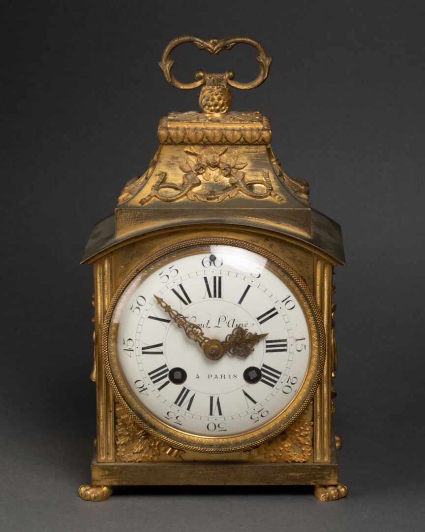 Thiout l'Ainé à Paris OFFICER'S CLOCK of cubic shape, the claw feet, the fluted &hellip;