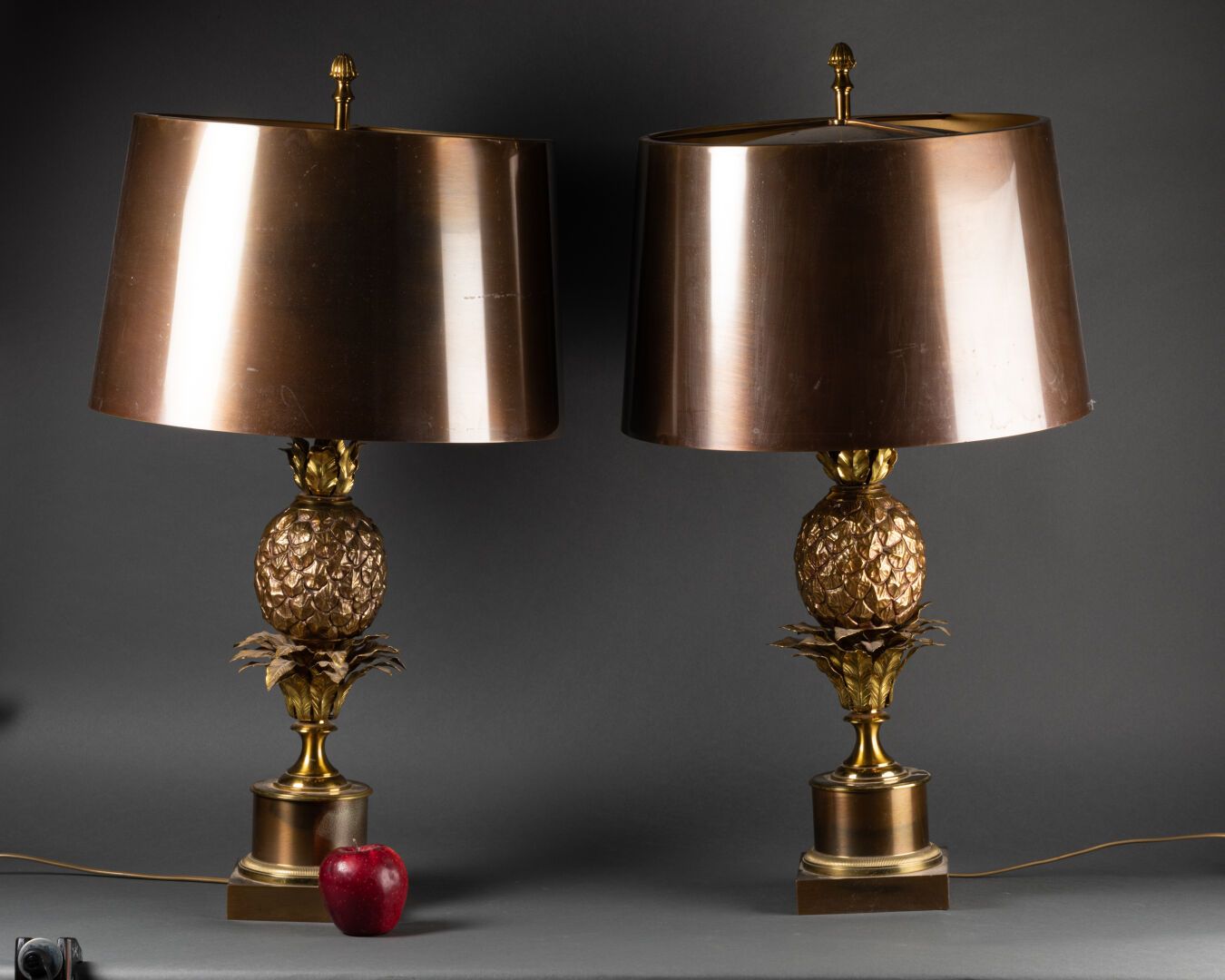 MAISON CHARLES PARIS Par de LAMPAS modelo piña 

Pantalla de bronce, latón y cha&hellip;