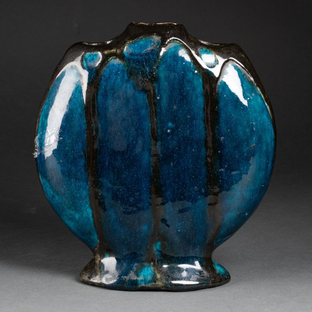 Raoul LACHENAL (1885-1956) 郁金香型花瓶，底座上有扁平的瓶身

陶瓷，深蓝色釉面，颈部有黑色条纹

下面有签名和字样

H.22厘米。&hellip;