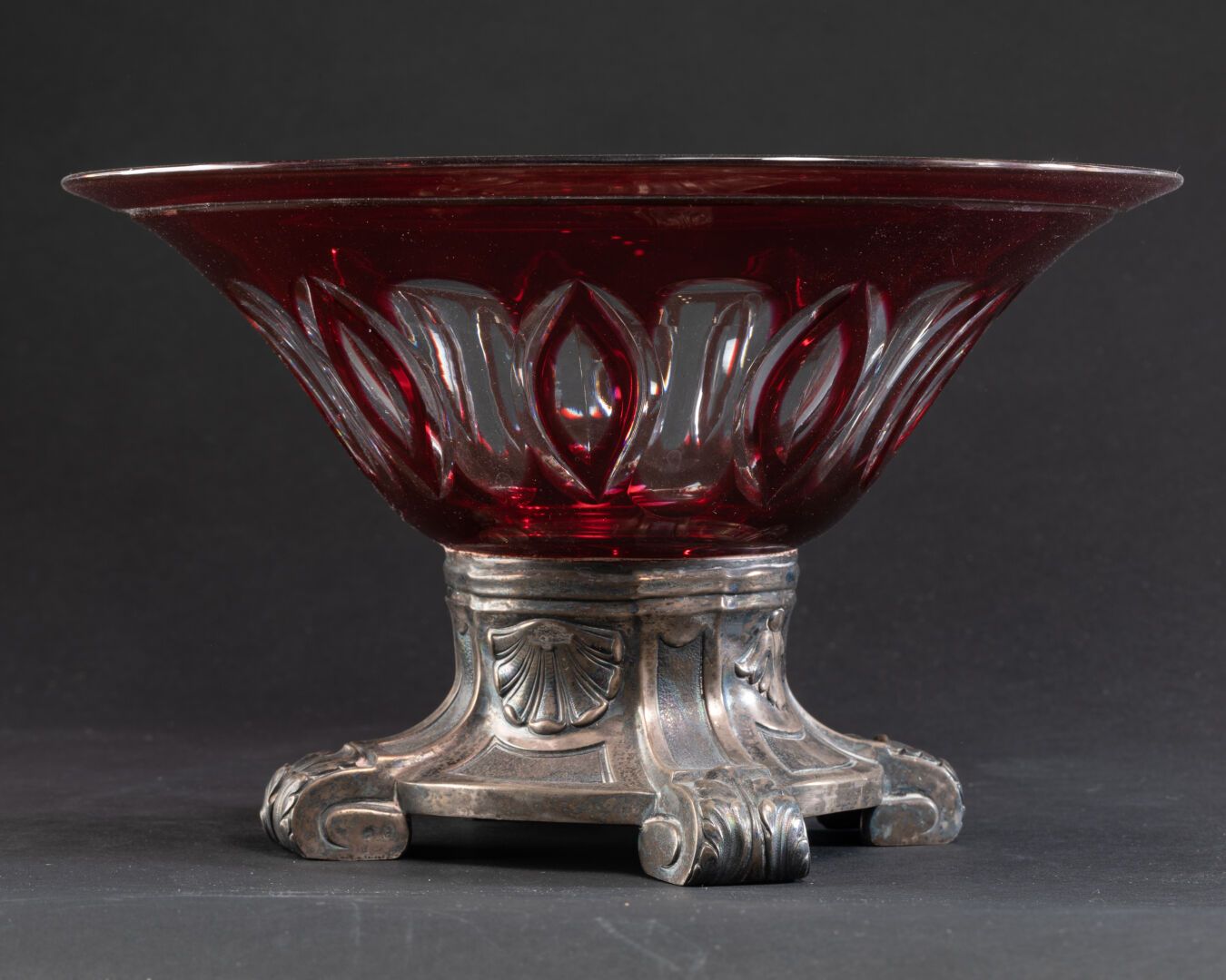Null 水果杯

披针形叶片的装饰

无色背景上的红宝石套色玻璃

镀银金属基座，带刺桐叶和贝壳

H.14.5厘米。D. 24.5厘米

可能是重新组装的