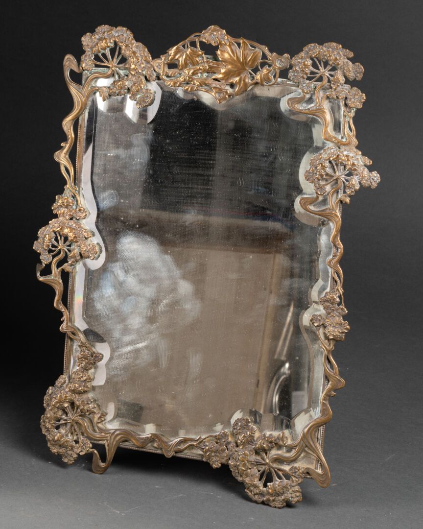 Null 长方形台面镜

框架上有卷曲的叶子图案

古铜色，斜角玻璃

新艺术运动时期

H.40厘米。L. 31 cm

有少量的氧化痕迹