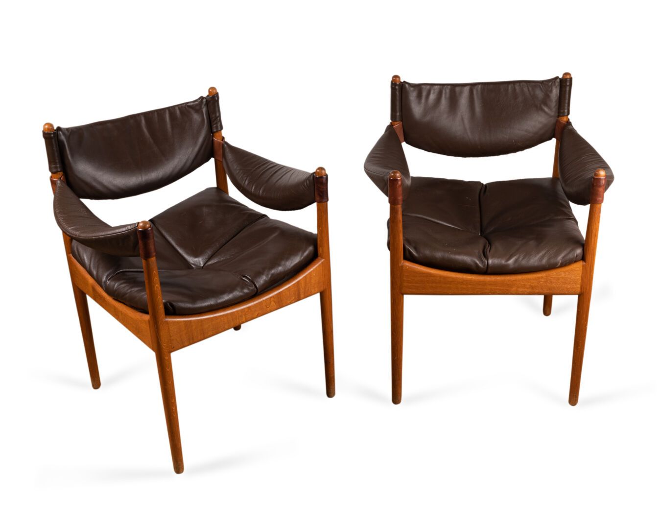 Kristian SOLMER-VEDEL (1923-2003) 一对扶手椅，Modus型号

橡木和棕色皮革

丹麦维德家具公司

约1960年

H.73&hellip;