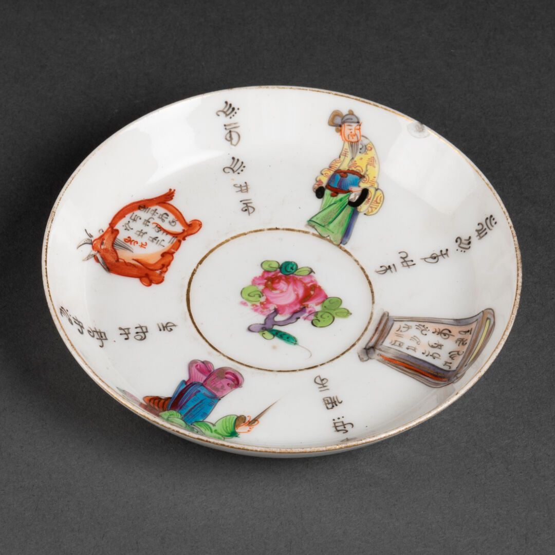CHINE - Fin XIXe siècle COUPELLE circulaire à décor de personnages et poèmes cal&hellip;