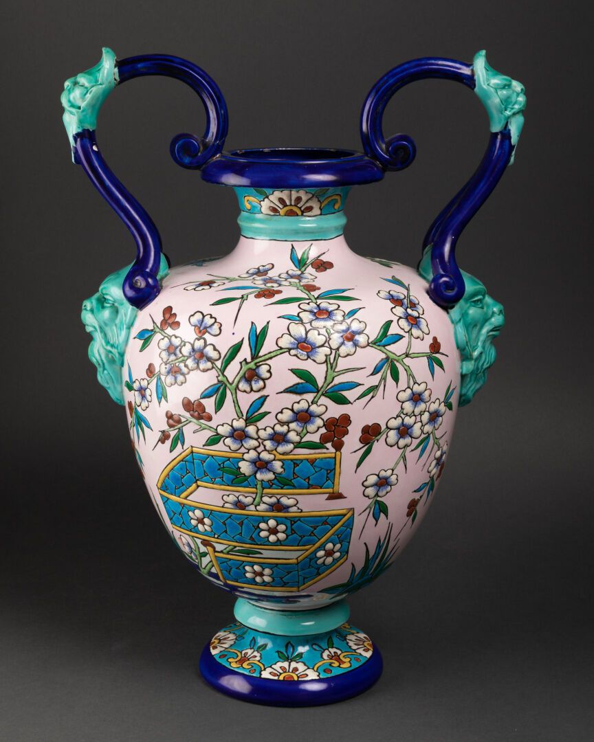 JULES VIEILLARD (1813-1868) À BORDEAUX 高柄花瓶，底座上饰有浮雕面具，柄上有叶状面具，瓶身有花卉和蝴蝶装饰。

陶器和多色&hellip;