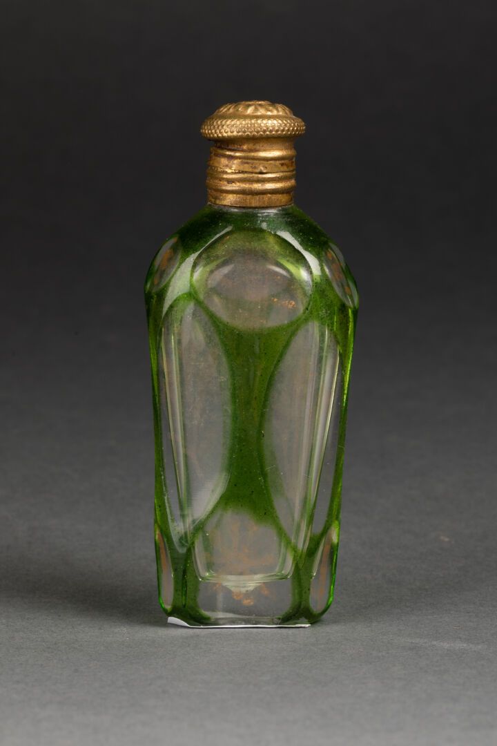 Null 带刻面装饰的盐瓶

杏仁绿和无色套色玻璃

19世纪

H.8厘米
