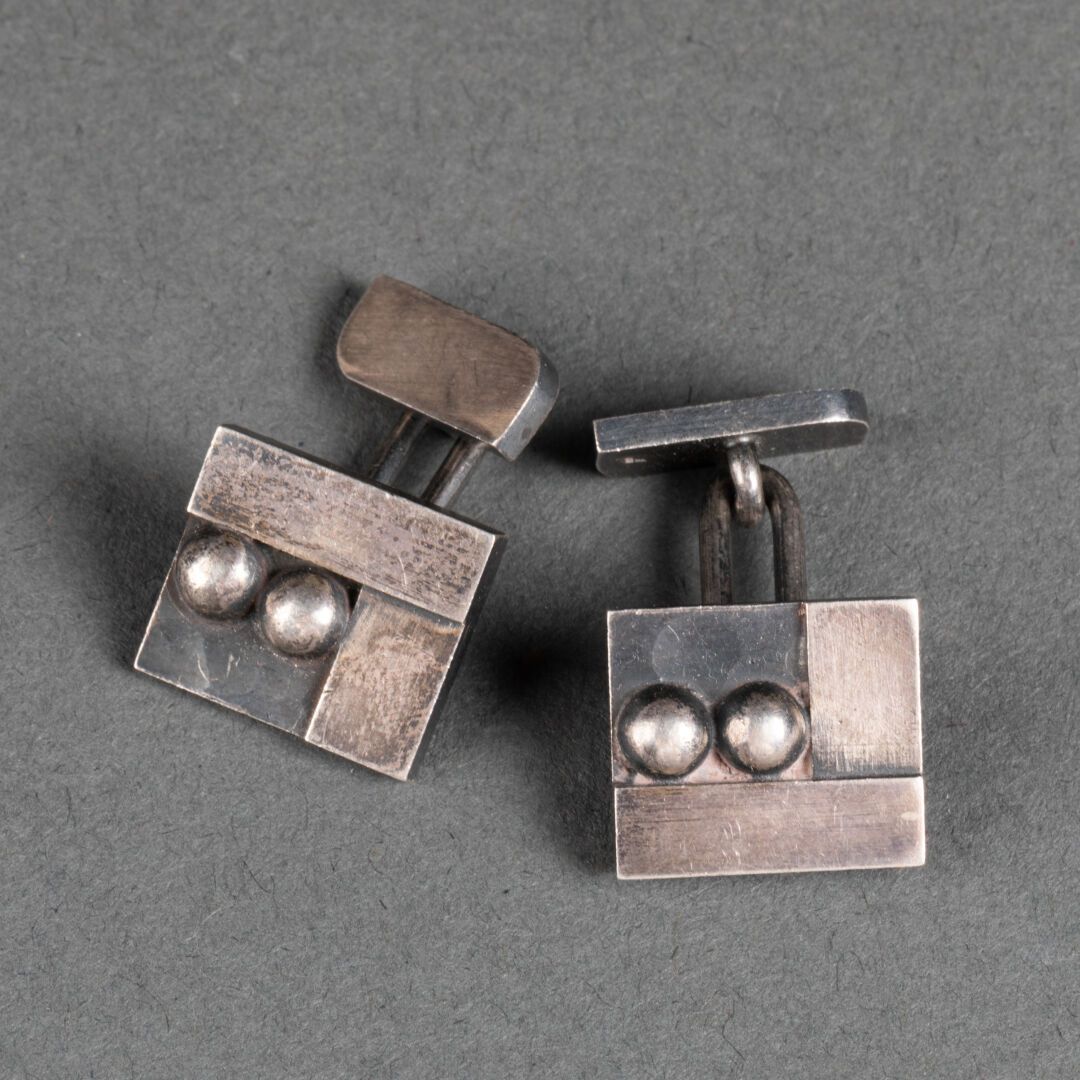 Jean DESPRES (1889-1980) Pair of HANDLEBAR BUTTONS with modernist geometrical pa&hellip;