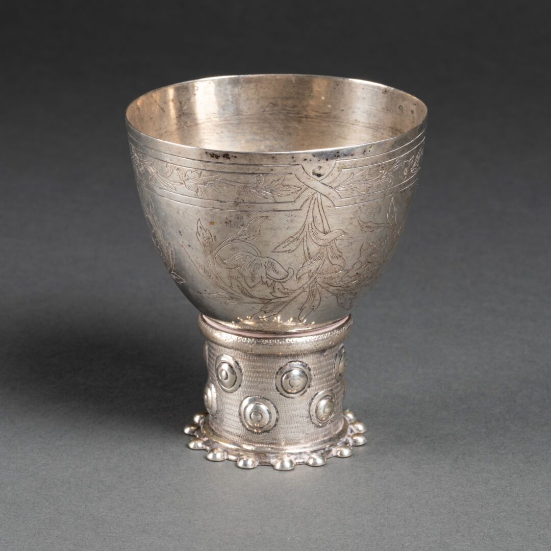 Allemagne 喇叭形杯的GOBELET

雕刻的花卷装饰

脚上有丘比特的图案

錾花银

H.9厘米

净重105克