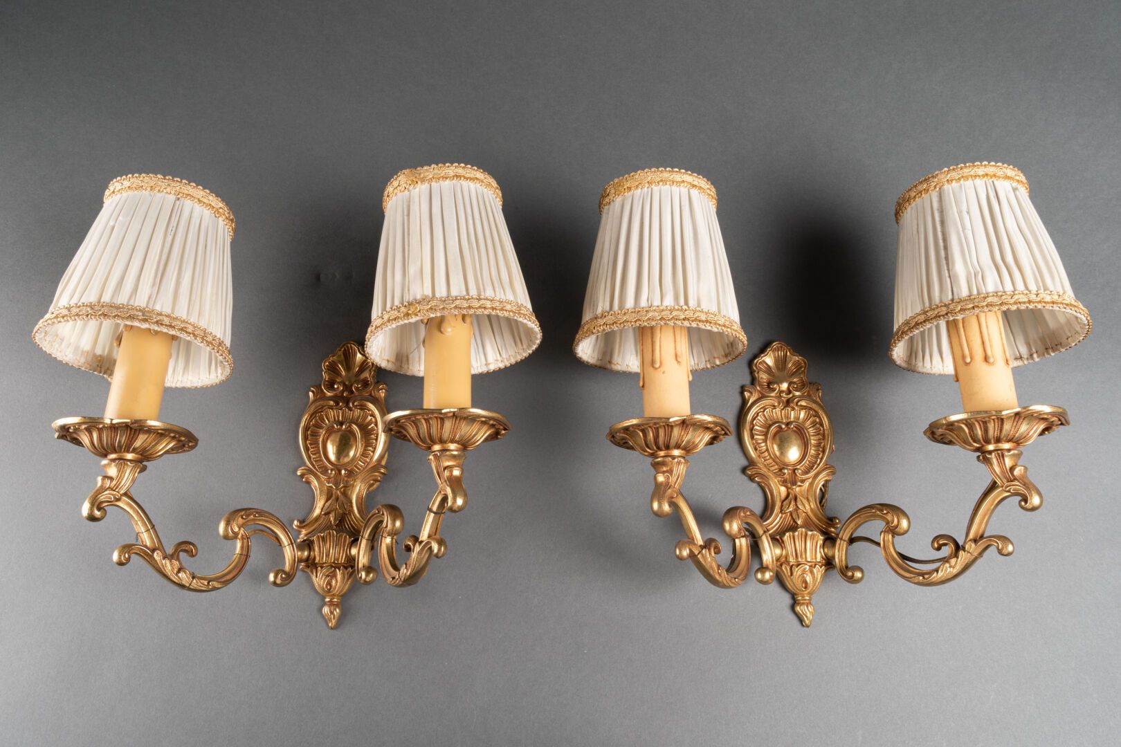 Null Pareja de apliques de dos luces de estilo del siglo XVIII 

Bronce dorado 
&hellip;