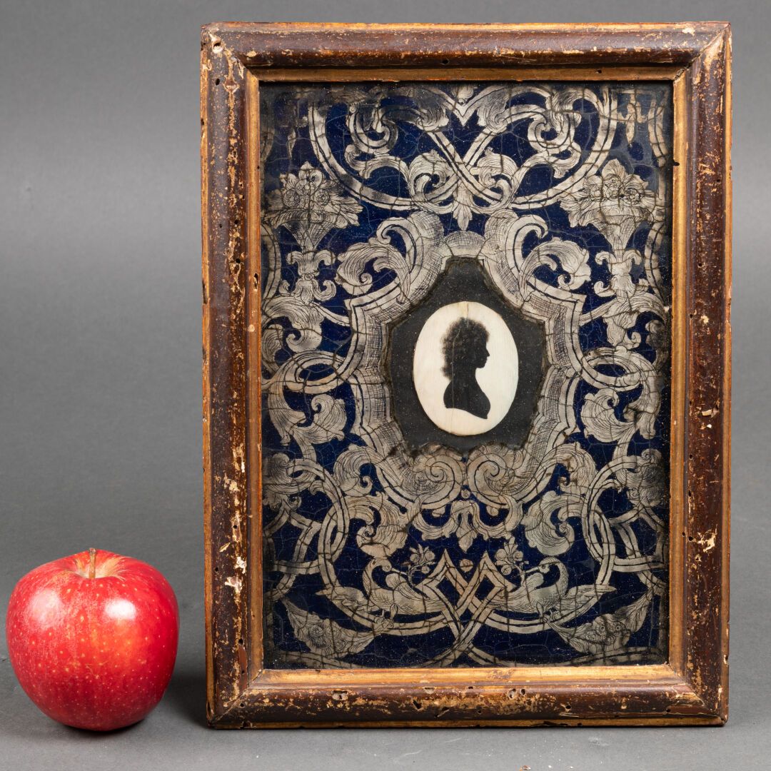 École FRANÇAISE du XVIIIe siècle Portrait féminin à la silhouette, dans un entou&hellip;