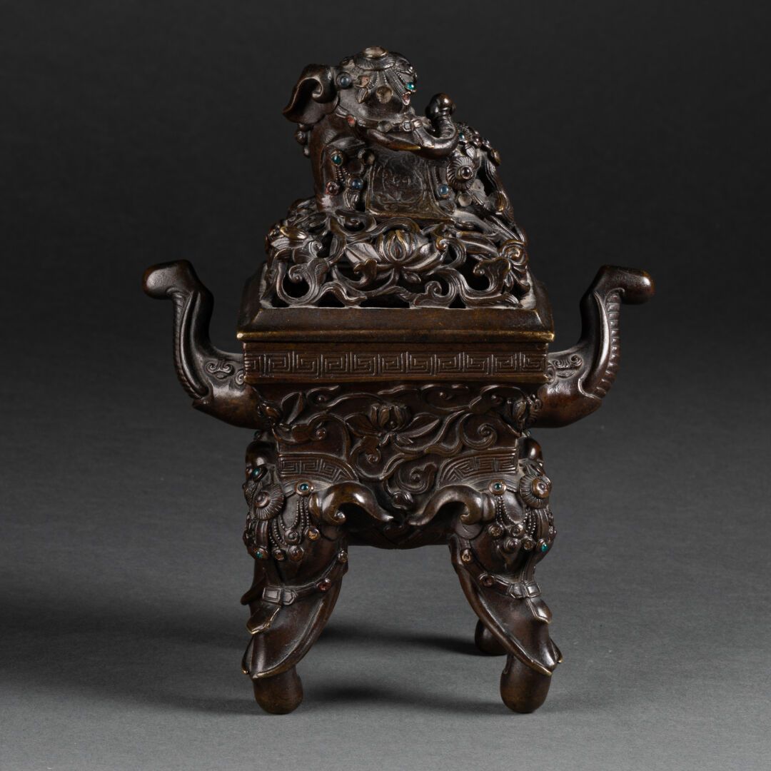 CHINE - XIXe siècle BRÛLE-PARFUM, les prises et les pieds en forme de têtes d'él&hellip;
